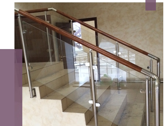 Комбинированные перила из металла и дерева в Видном